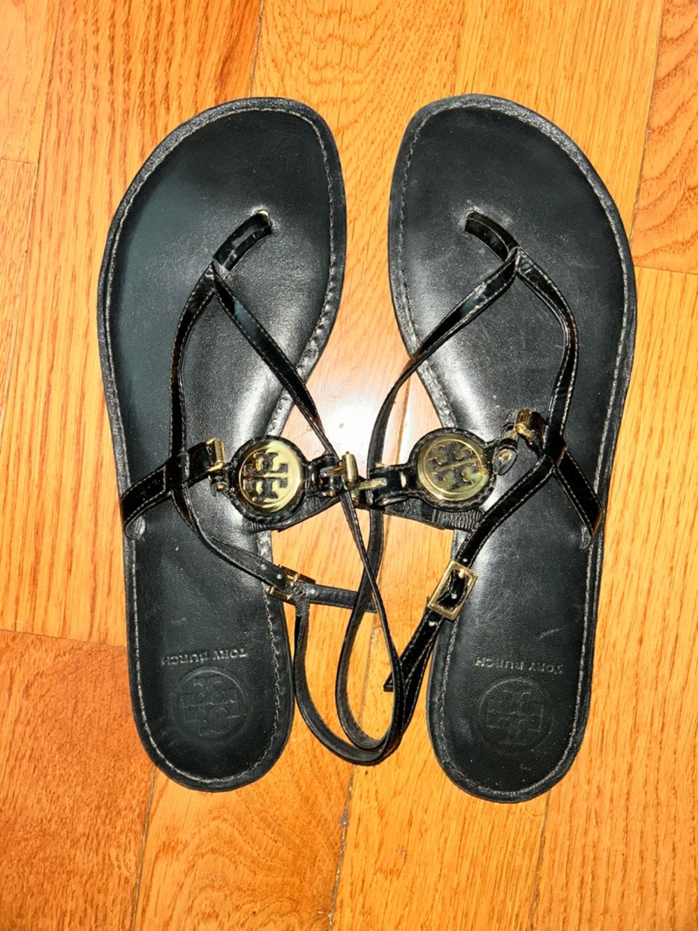 Tory Burch Black Patent Logo Thong Sandals with Gold Emblem - Picture 3 of 9